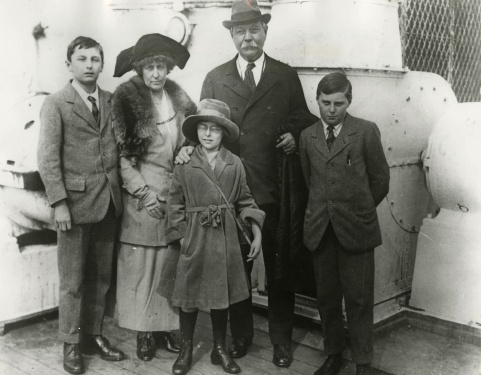 Arthur Conan Doyle and family on RMS Olympic, arrival at New York (3 april 1923).