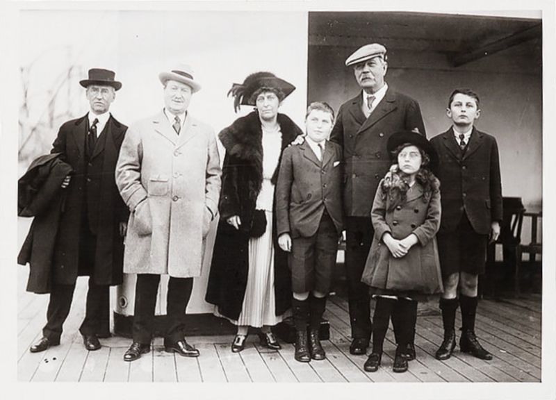 File:1922-arthur-conan-doyle-and-family-william-j-burns3.jpg